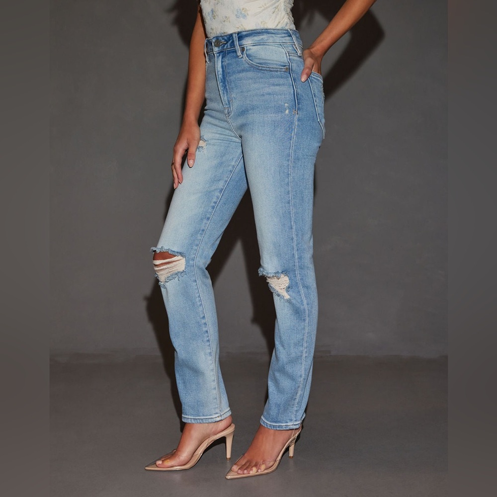 NWT Hidden Distressed High Rise Straight Leg Jeans from Vici - Size 24